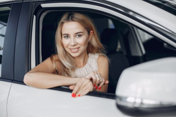 zena u automobilu